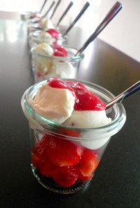 Verrine de fraises et sa glace vanille maison