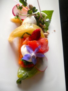 Gaspacho en bavarois Tomates jaunes-vertes-rouge du jardin Mini-mozzarella Fraises des bois du jardin Radis Fleur de bourrache