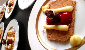 Biscuit croustillant Crème choco blanc & noir Coulis framboise