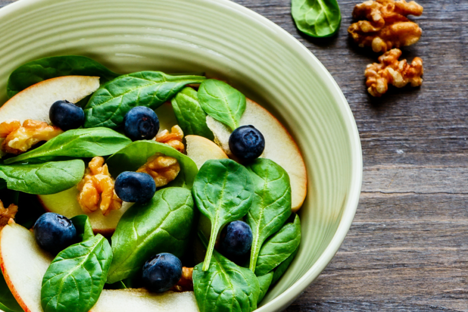 salade d’épinards, baies et noix